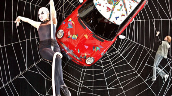 [사진] 거미줄에 갇힌 자동차
