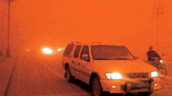중국 황사진원지 붉은 모래바람에 뒤덮여