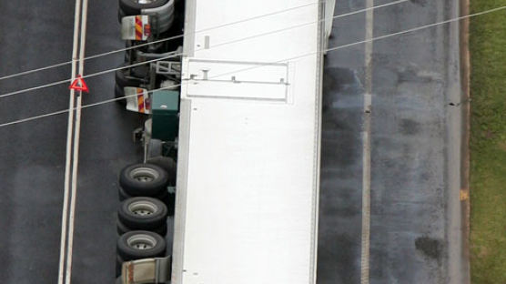 [사진] 트럭도 눕힌 사이클론