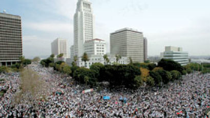 LA 50만 명 이민법 반대 시위