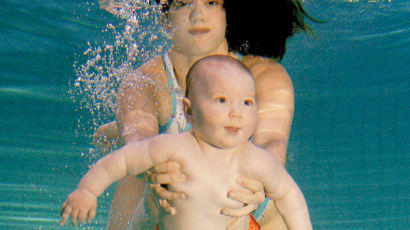 [사진] 아기는 물속에서도 방긋