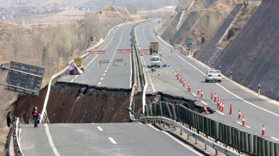 [사진] 뚝 끊어진 고속도로