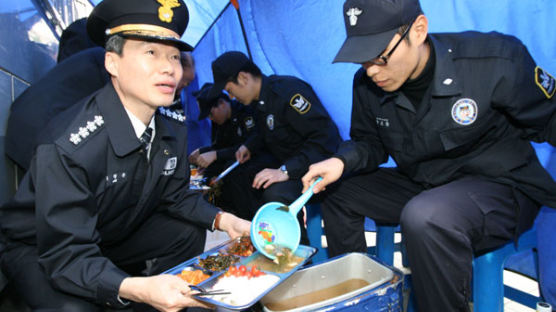 [사진] 길에서 배식 받는 경찰청장