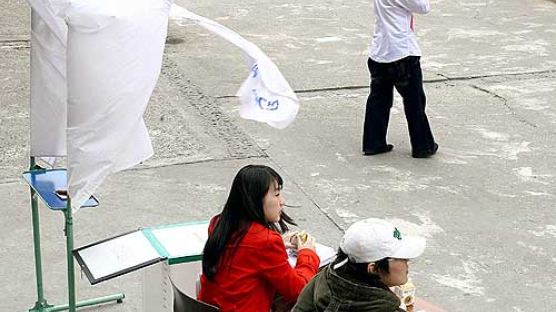 [사진] 저조한 대학가 총학생회장 선거 열기