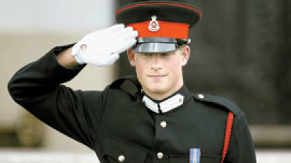 육사 졸업한 영국 해리 왕자 "아프간 최전방 보내달라"