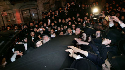 [사진] 랍비 장례식에 모인 뉴욕의 유대교도들