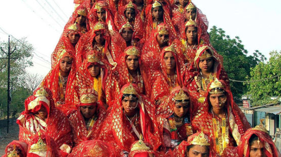 [사진] 힌두 결혼 길일 … 단장한 신부들