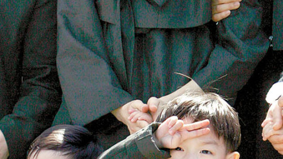 [사진] 4살 건우, 하늘나라 아빠께 '경례'
