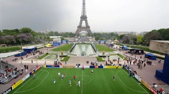 [사진] 에펠탑 보며 축구를