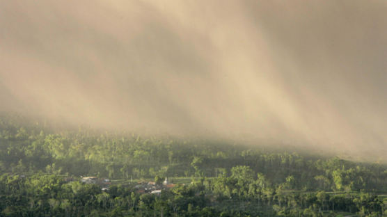 [사진] 화산재에 뒤덮힌 메라피 화산 인근 마을