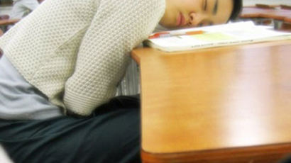 [사진] 피곤에 지쳐 낮잠자는 대학생 문근영