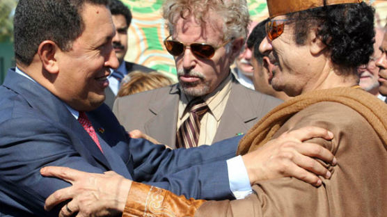 [사진] 포옹하는 차베스·카다피