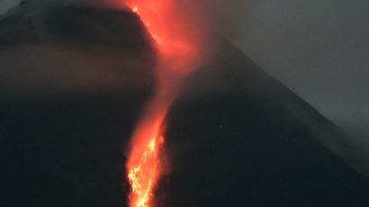 [사진] 자바섬 화산 용암 분출