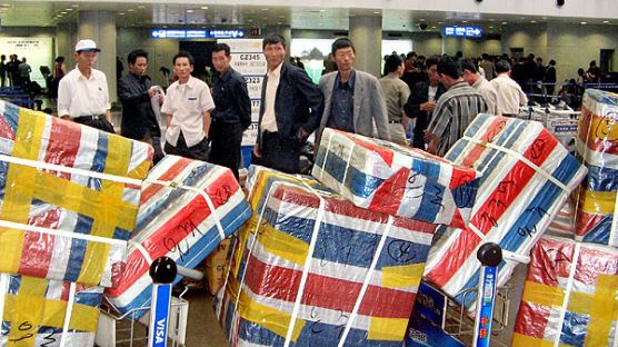 [사진] 베이징공항의 북한 보따리 상인