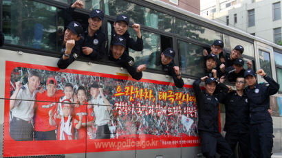[사진] 경찰버스도 "대~한민국"