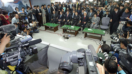 [사진] 선거개표방송 지켜보는 정동영의장과 수뇌부