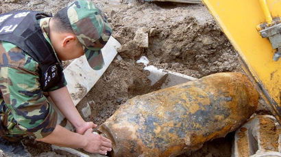 [사진] 음성 초등학교 인근서 발견된 폭탄