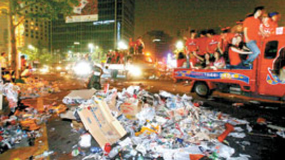 한국에선 응원은 만점 … 쓰레기 수거는 낙제점