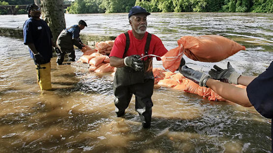 [사진] 홍수엔 별수 없는 미국 "바쁘다 바뻐"