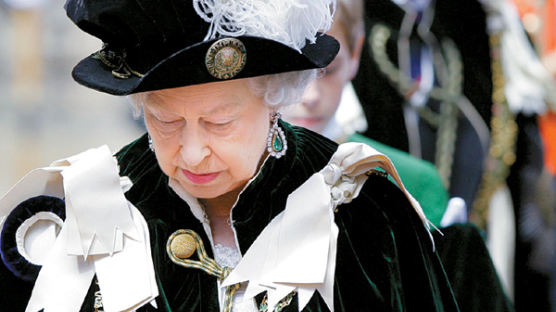 [사진] 런던 테러 1주년 … 여왕의 묵념