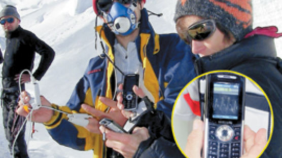 산악 휴대폰 … 삼성, 등반 때 안전장비로 활용