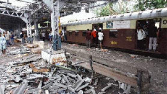 인도 열차테러 최소 179명 사망
