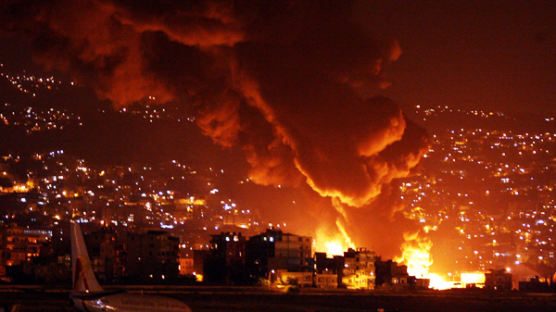 [사진] 이스라엘 공습으로 불타는 밤