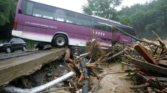 [사진]폭우에 휩쓸려 간 버스
