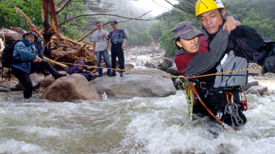 [사진] 물에 갇힌 강원도 … 설악산 등반객 구조