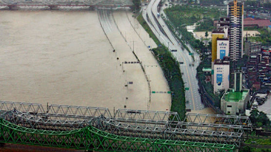 [사진] 폭우에 갇힌 올림픽대로