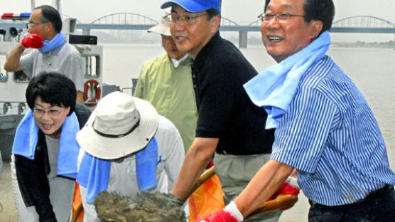 [사진] 한나라당 강재섭 대표와 당직자들 한강수해복구 자원봉사