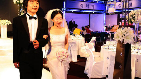 [사진] 웨딩박람회장에 결혼식 예행연습을?