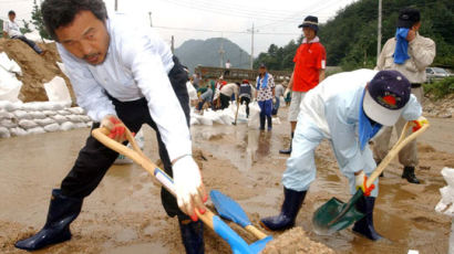 [사진] 수해 복구하는 손 전지사