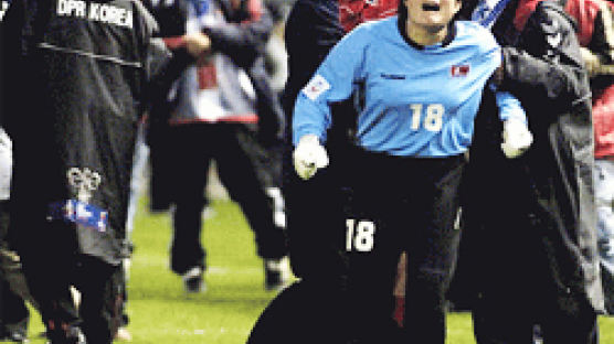 북한 여자축구, 심판을 찼다