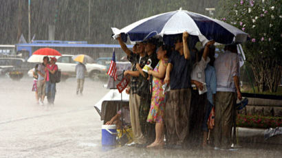 [사진] 더위 식힌 소나기…"우산 없어도 고마워"