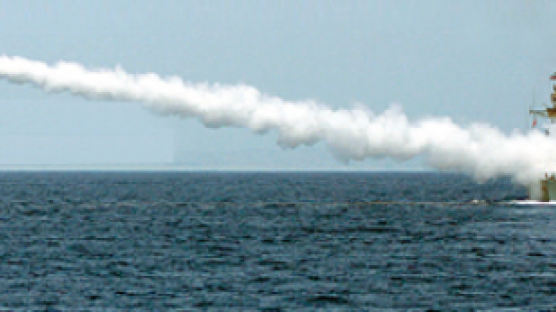 "봤지" 이란, 잠수함서 미사일 발사 등 미·이스라엘 상대 연일 무력시위