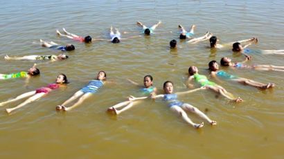 [사진] 중국 인공 사해(死海)