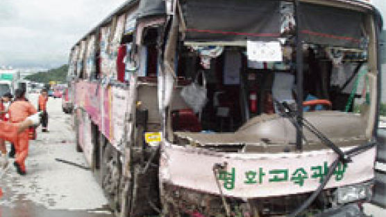 초등생 40명 태운 버스 고속도로 추돌사고 안전벨트 덕에 살았다