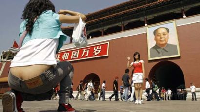 [사진] 사망 30주기 마오쩌둥 앞에서…