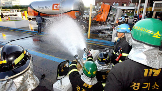 [사진] 가스 누출 … 안성 톨게이트 마비