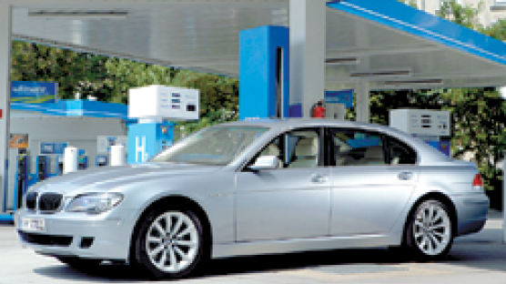 BMW 수소차, 2007년 세계 첫 시판
