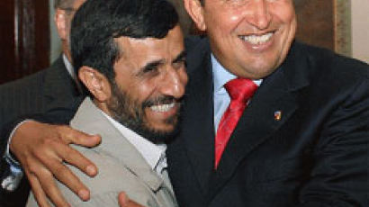베네수엘라 간 이란 대통령 "차베스는 나의 형제"