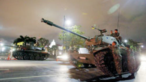 태국 군 쿠데타 … 탱크로 총리실 봉쇄
