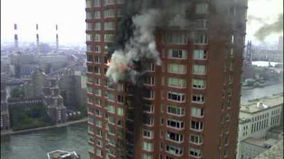 [사진] 뉴욕 고층아파트에 소형 비행기 충돌