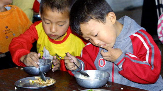 [사진] 북한 어린이들의 한끼 식사