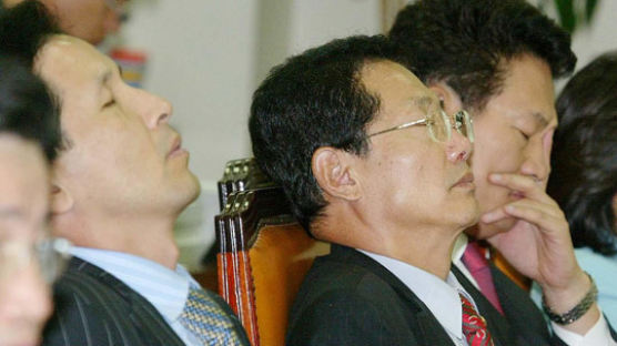 [사진] 피곤한 의원들