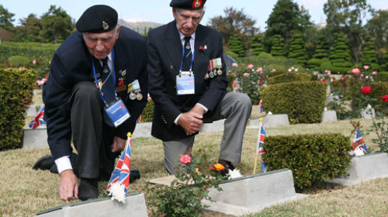 [사진] 유엔 묘지 찾은 한국전쟁 용사