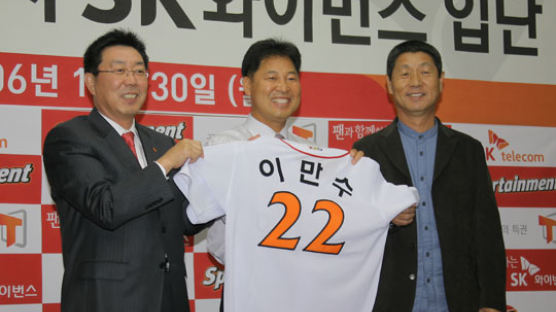 [사진] 돌아온 '헐크' 이만수 "이젠 SK 코치"