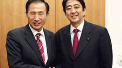 이명박 만난 아베 "일본, 핵 개발하는 일 없을 것"