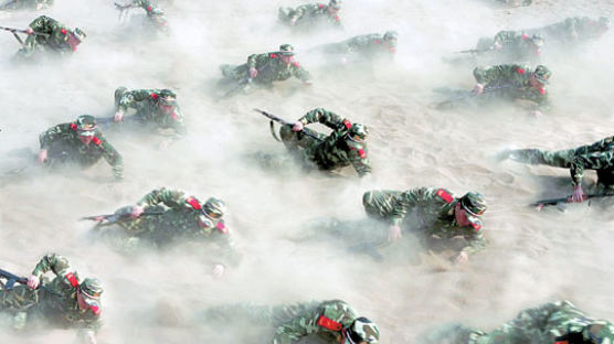 [사진] 중국군 모래밭 훈련